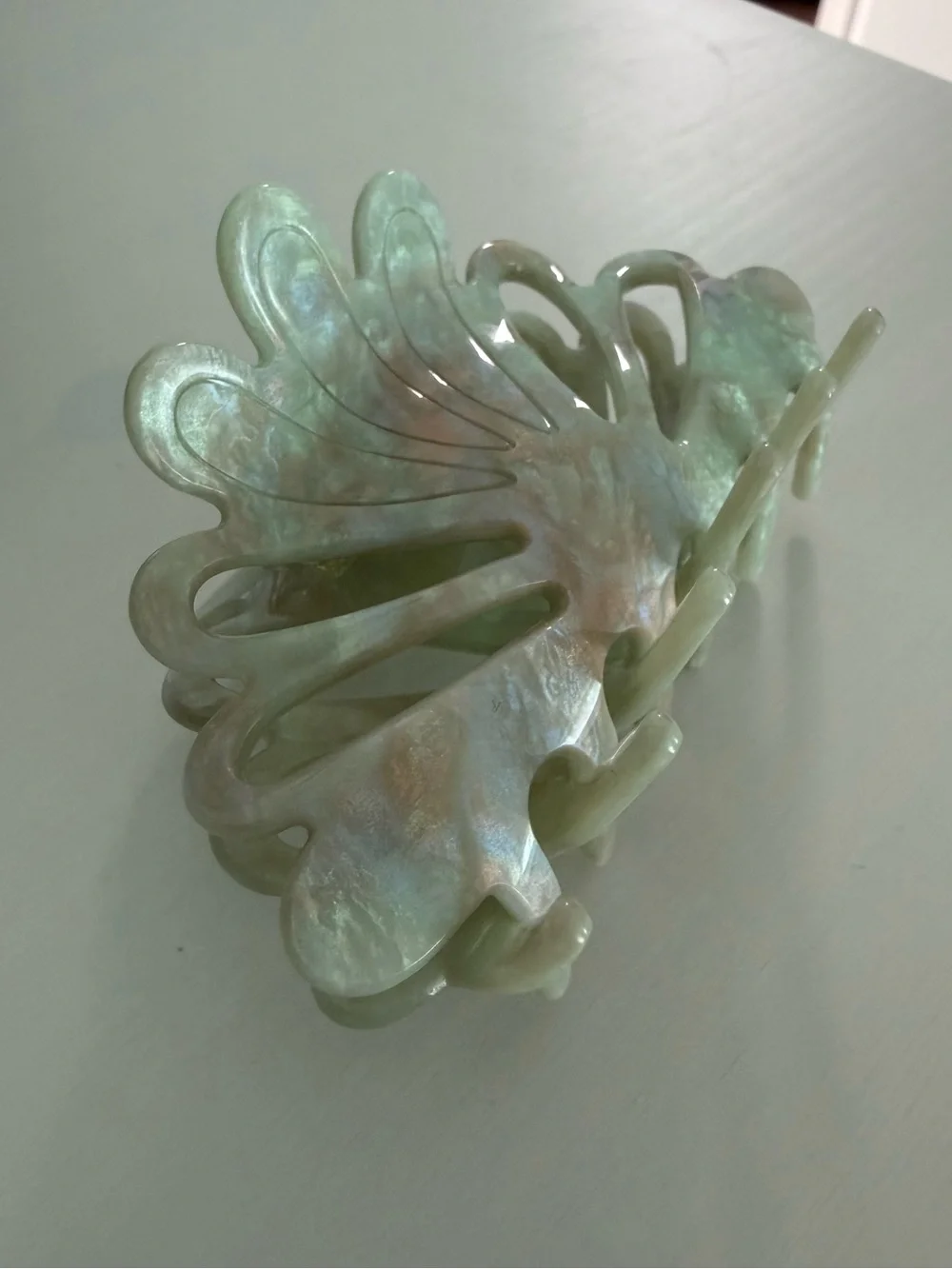 Iridescent Shell-Effect Hair Claw Clip - Pale Green